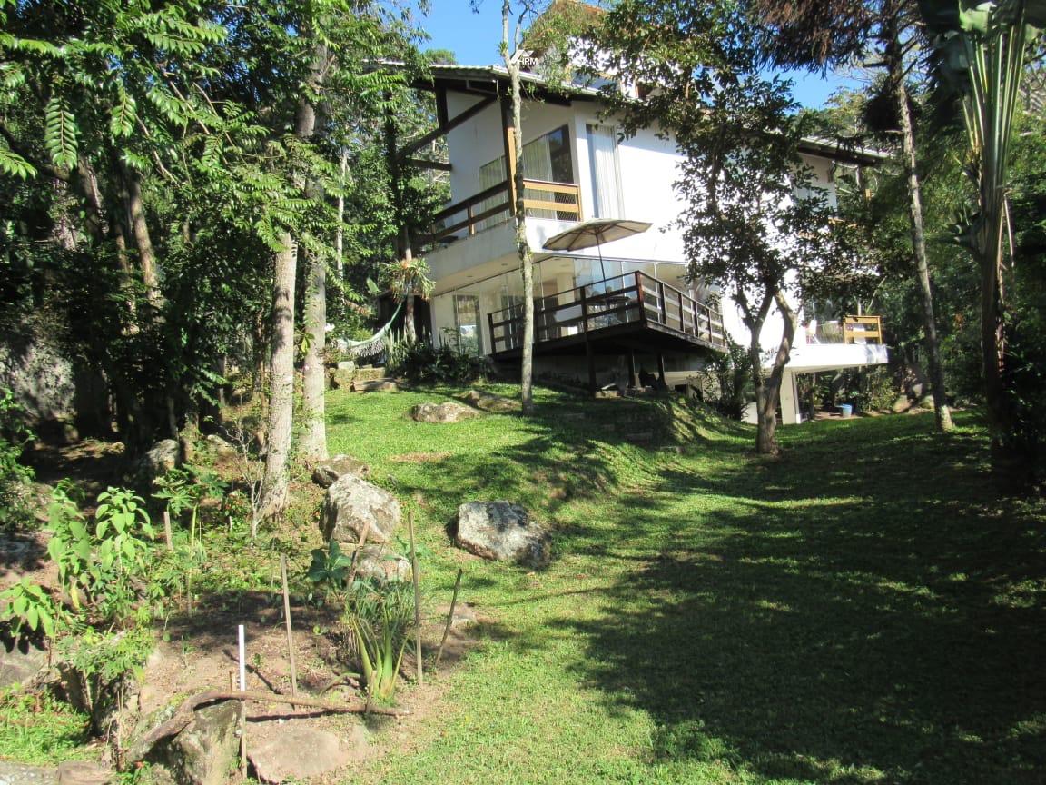 Casa Exclusiva com Vista Mar na Praia do Estaleiro – Balneário Camboriú