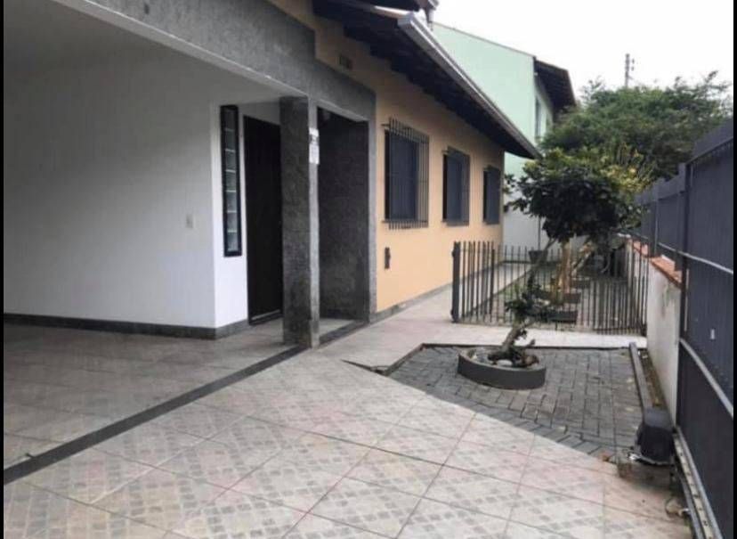 Casa de 3 Quartos no Centro de Balneário Camboriú – Espaço, Lazer e Localização Exclusiva