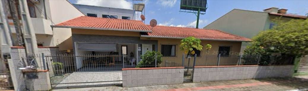 Casa de 3 Quartos no Centro de Balneário Camboriú – Espaço, Lazer e Localização Exclusiva