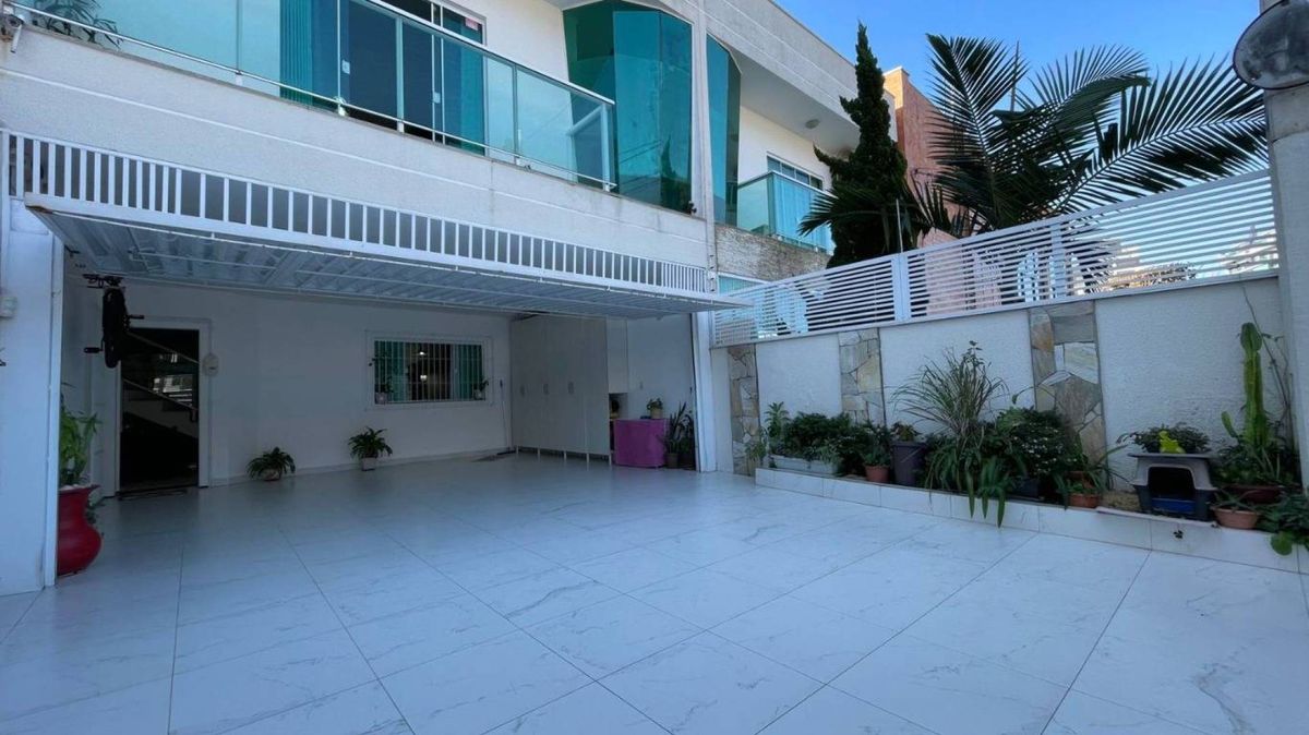 Casa com 03 quartos à venda,Praia dos Amores, Balneário Camboriú, Santa Catarina