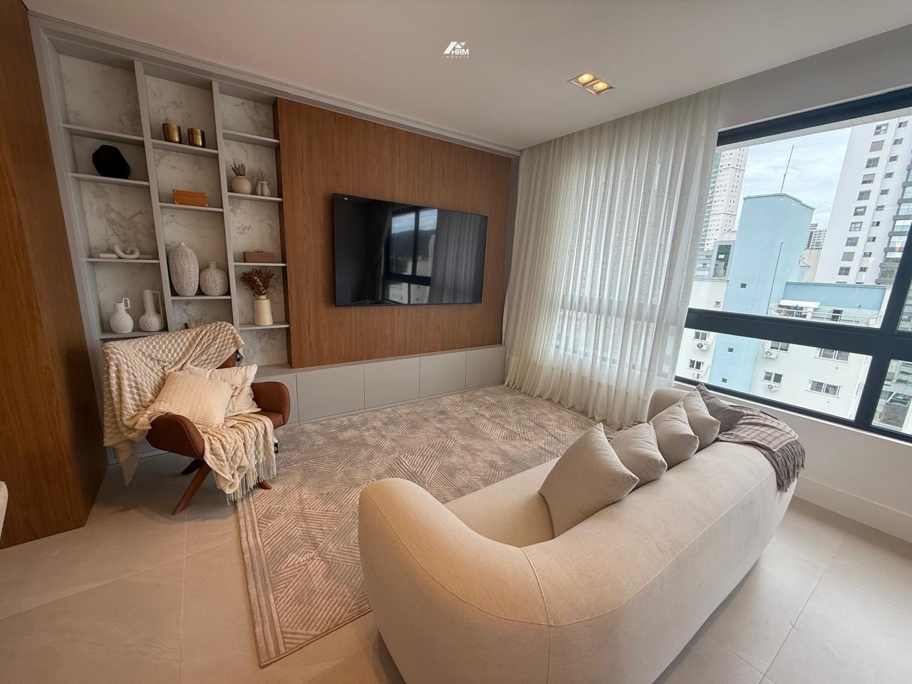 Apartamento mobiliado e equipado com 03 suítes no bairro Pioneiros em Balneário Camboriú.