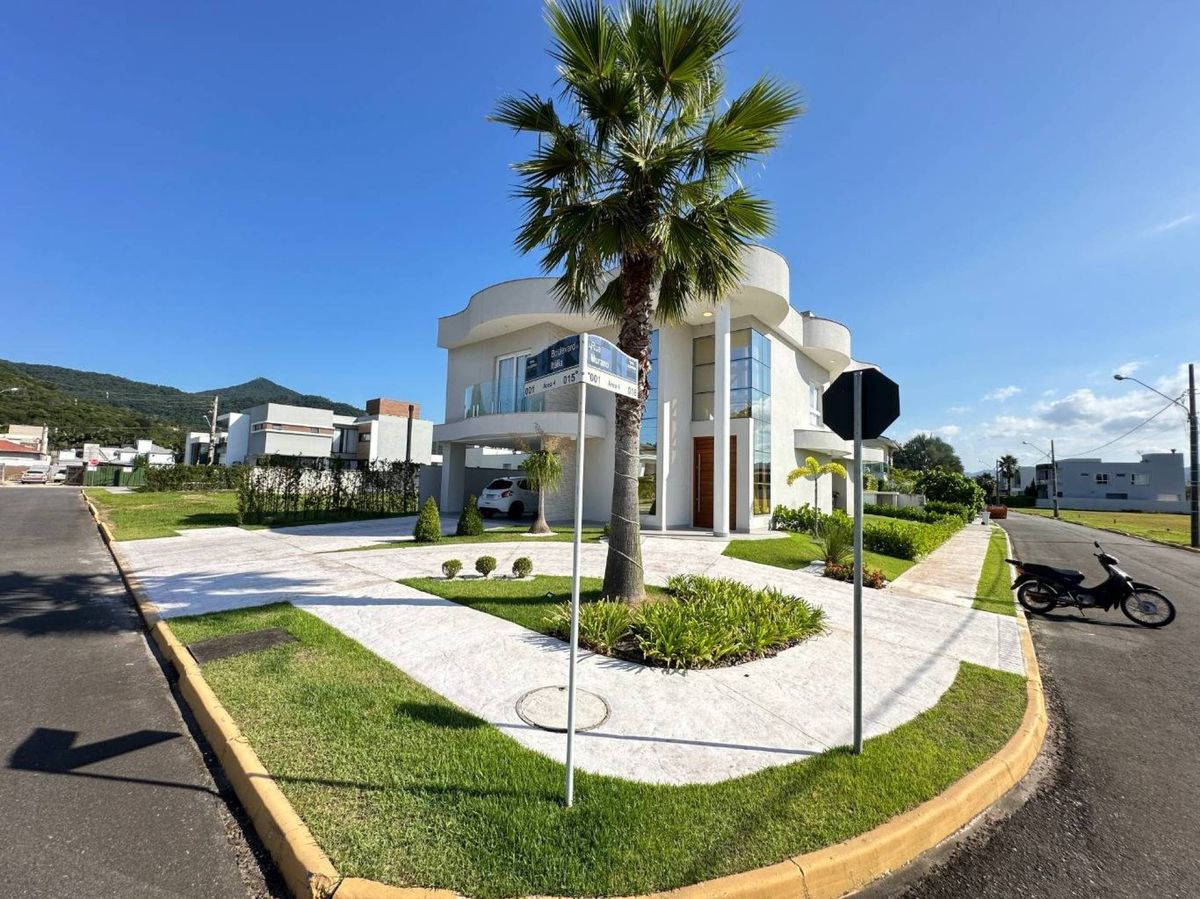 Casa a venda em condomínio fechado - Camboriú!
