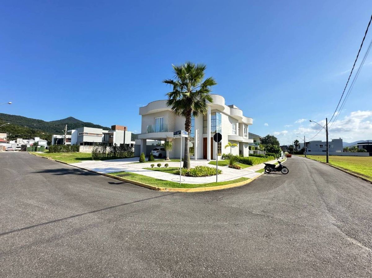 Casa a venda em condomínio fechado - Camboriú!