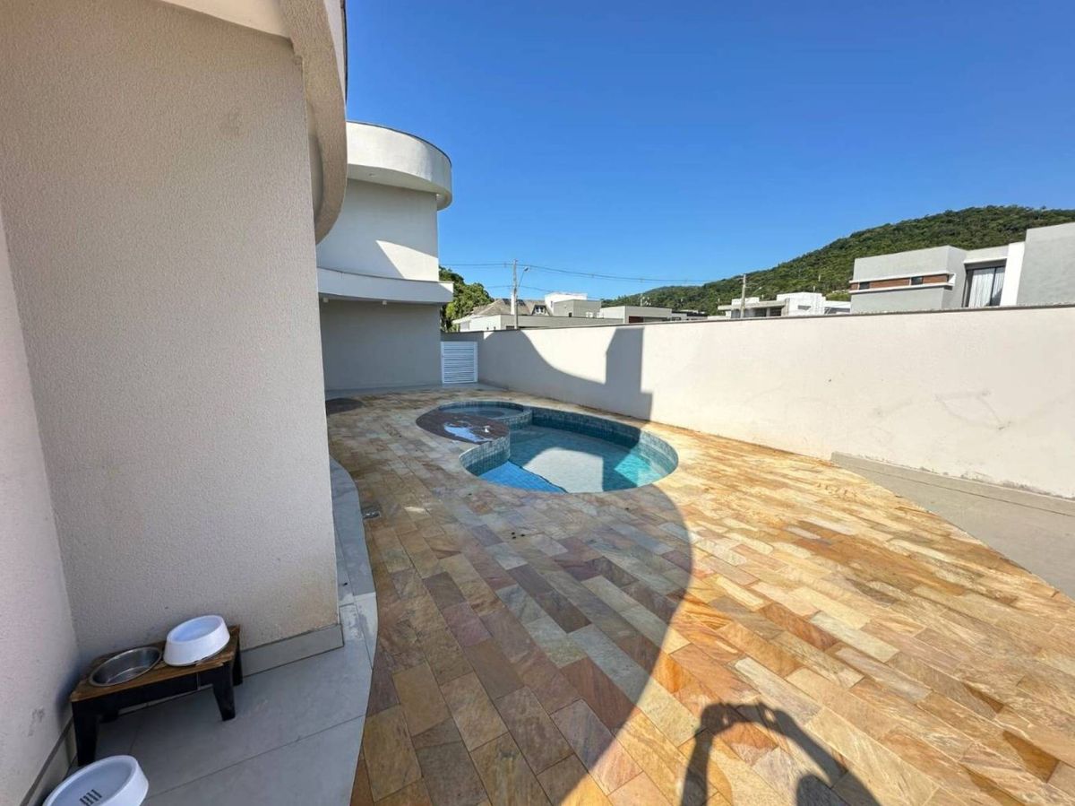Casa a venda em condomínio fechado - Camboriú!