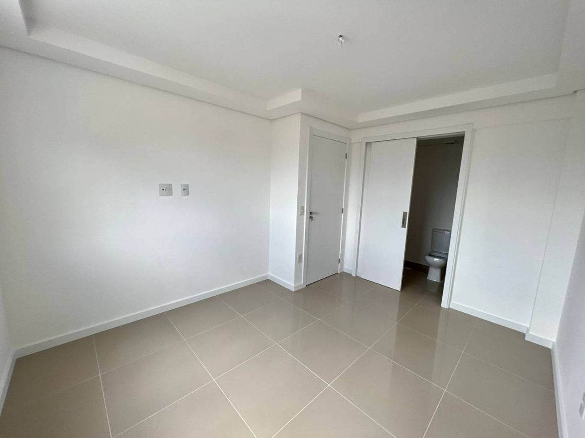 Apartamento com 03 dormitórios em frente Shopping Balneário em Balneário Camboriú.