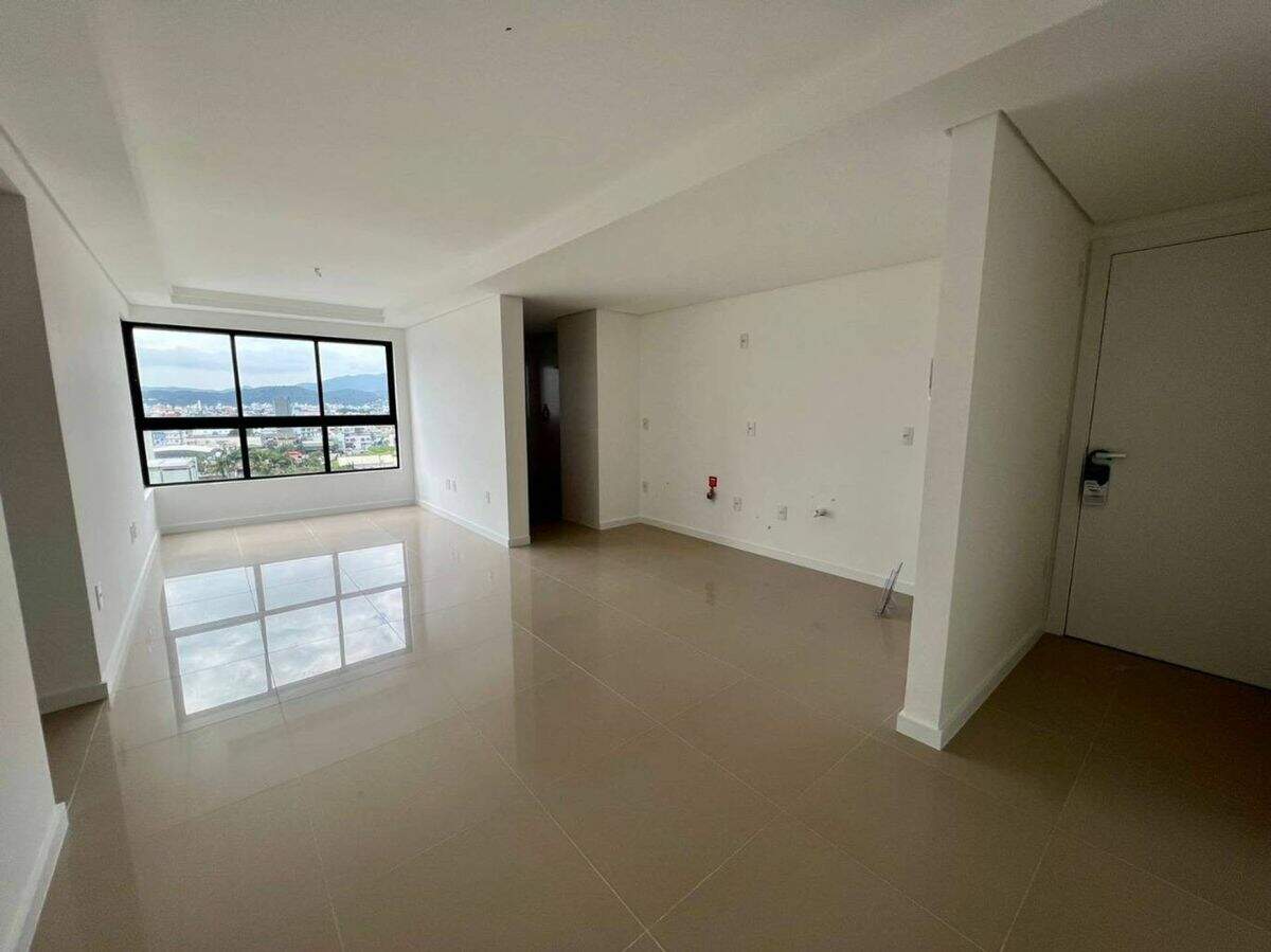 Apartamento com 03 dormitórios em frente Shopping Balneário em Balneário Camboriú.