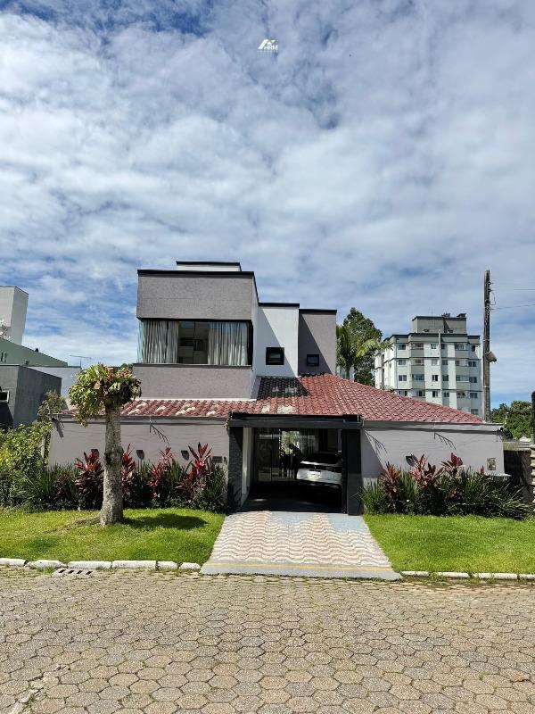 Casa ampla com 03 dormitórios no Centro de Camboriú.