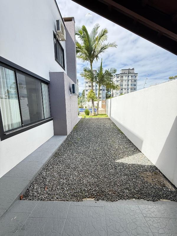 Casa ampla com 03 dormitórios no Centro de Camboriú.