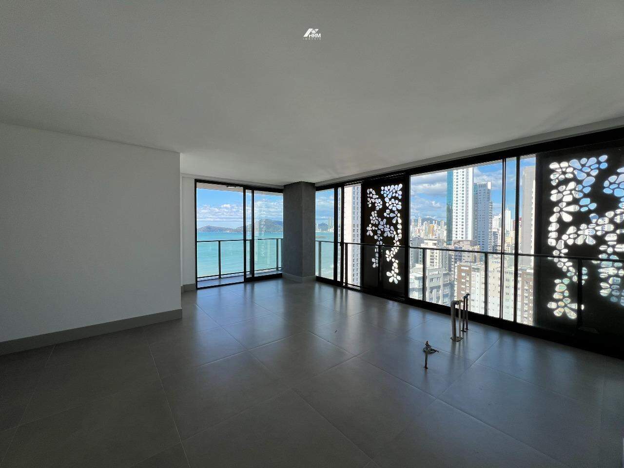 Apartamento vista mar com 3 suítes e 2 vagas em Balneário Camboriú-SC