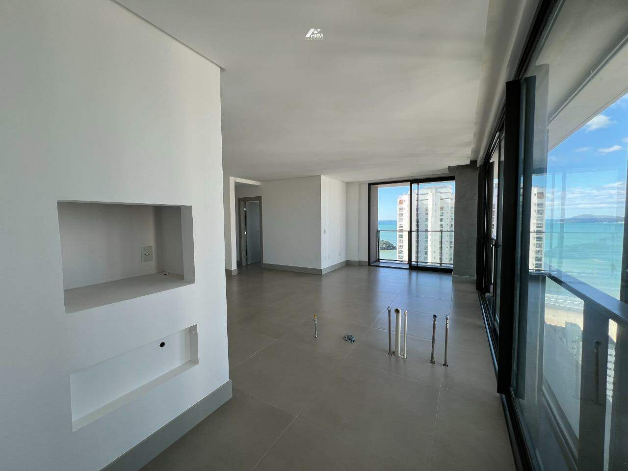 Apartamento vista mar com 3 suítes e 2 vagas em Balneário Camboriú-SC