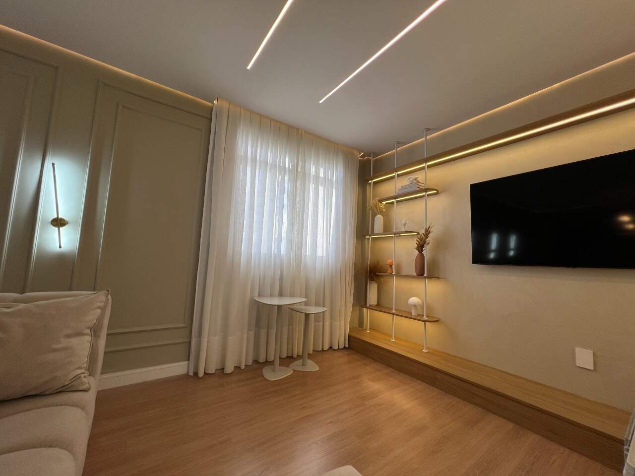 Apartamento em prédio frente mar, com 2 suítes para venda em Balneário Camboriú-SC.