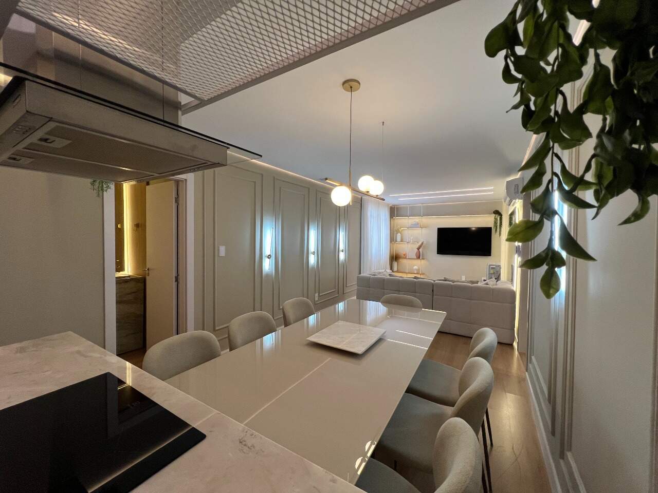 Apartamento em prédio frente mar, com 2 suítes para venda em Balneário Camboriú-SC.