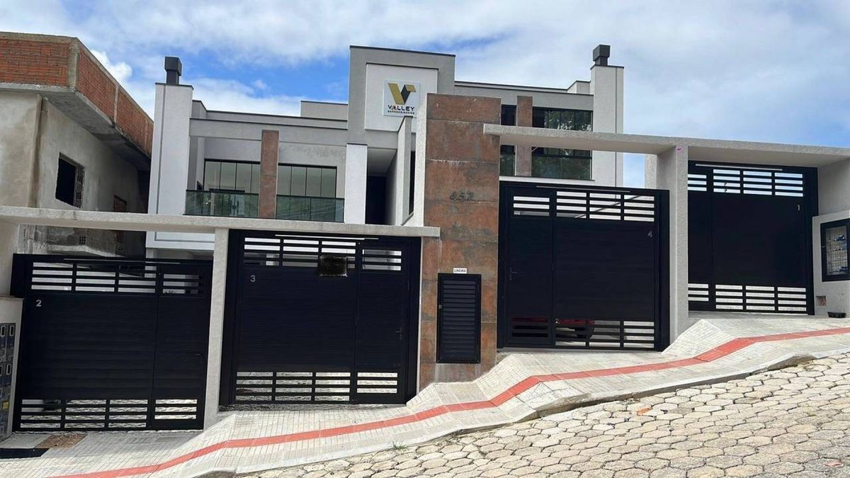 Sobrado nunca habitado, com 115 m² de área privativa, localizado no bairro Ressacada, em Itajaí.