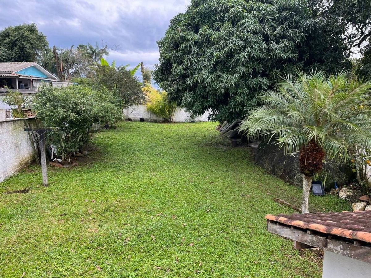 Casa com quintal no Bairro Cedro em Camboriú.