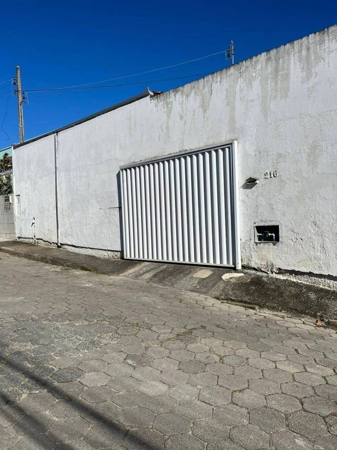 Casa com quintal no Bairro Cedro em Camboriú.