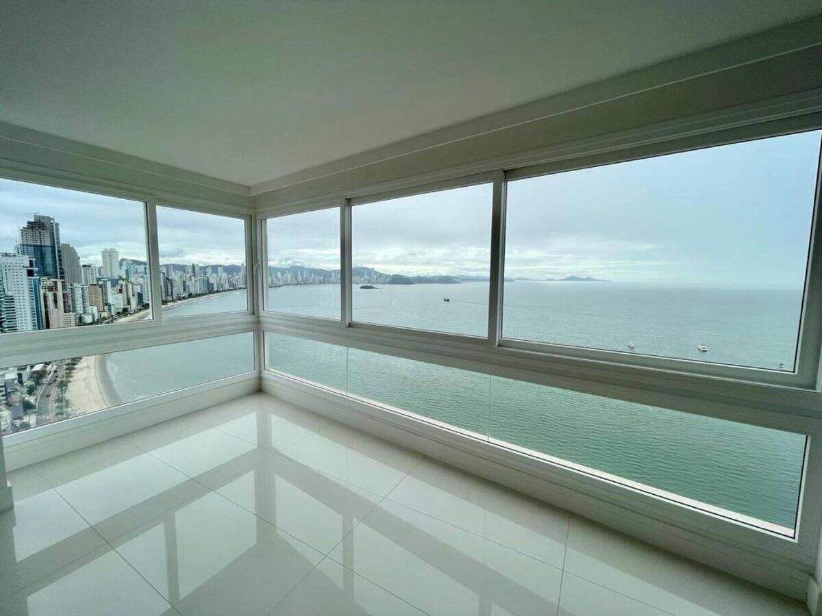 Apartamento frente mar com 3 suítes na Barra Sul de Balneário Camboriú.
