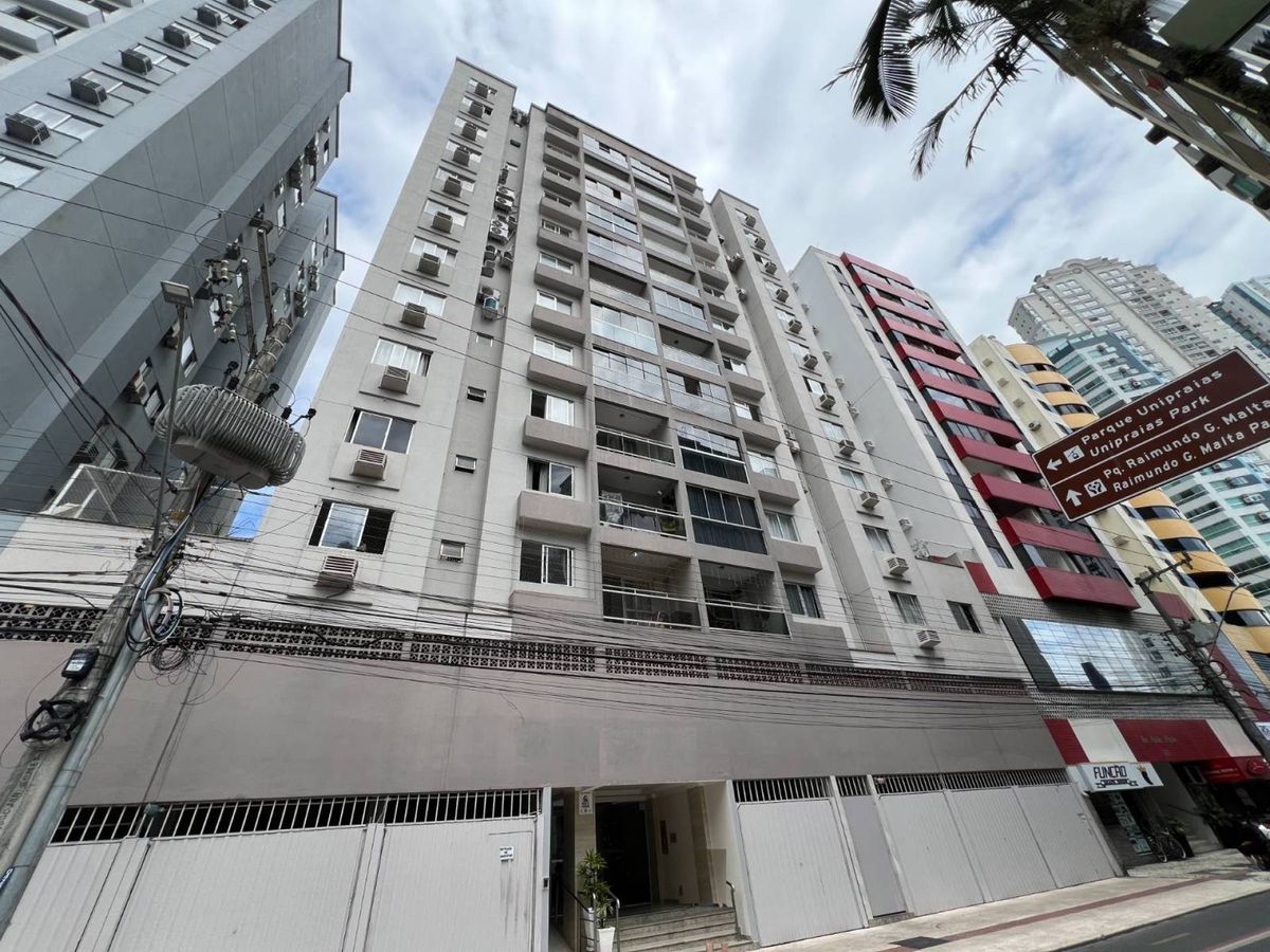 Apartamento com 2 quartos no Centro de Balneário Camboriú.