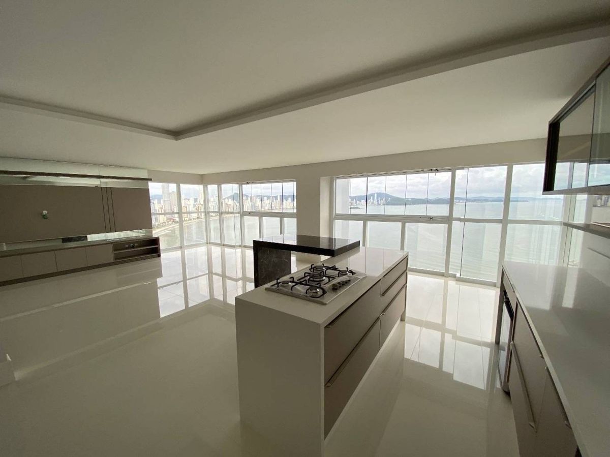 Apartamento frente mar, semimobiliado localizado na Barra Sul de Balneário Camboriú