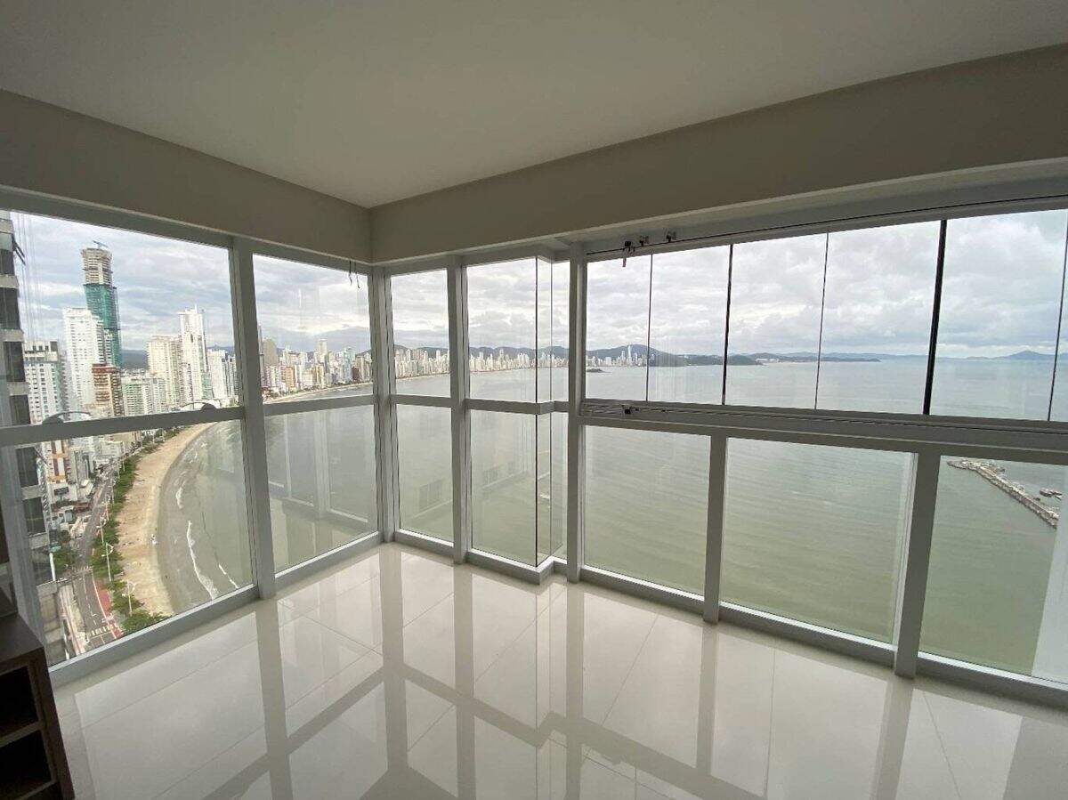 Apartamento frente mar, semimobiliado localizado na Barra Sul de Balneário Camboriú