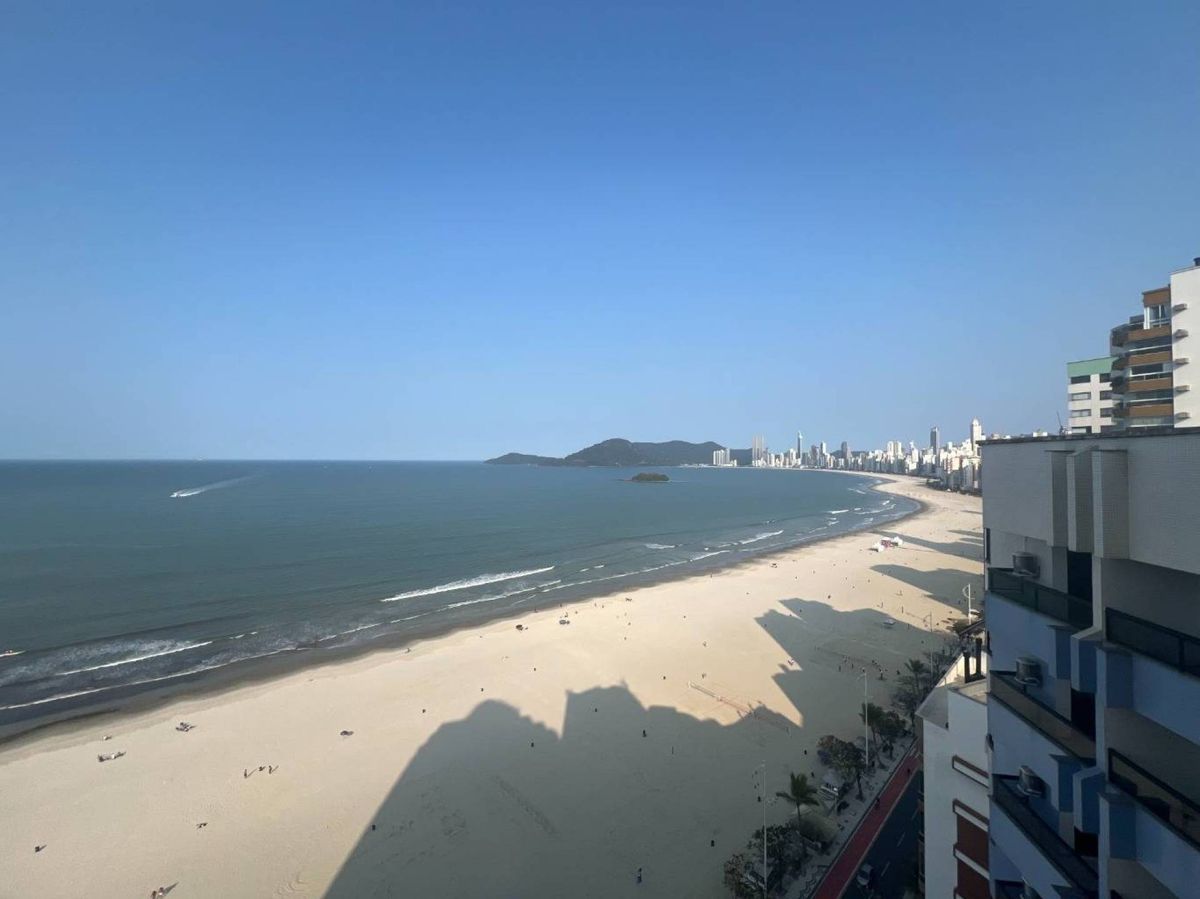 Apartamento frente mar à venda em Balneário Camboriú-SC, com 220m² privativos.