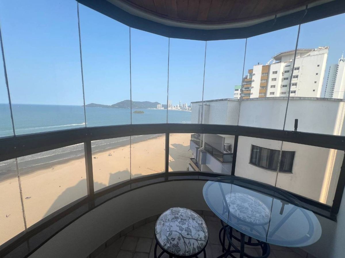 Apartamento frente mar à venda em Balneário Camboriú-SC, com 220m² privativos.