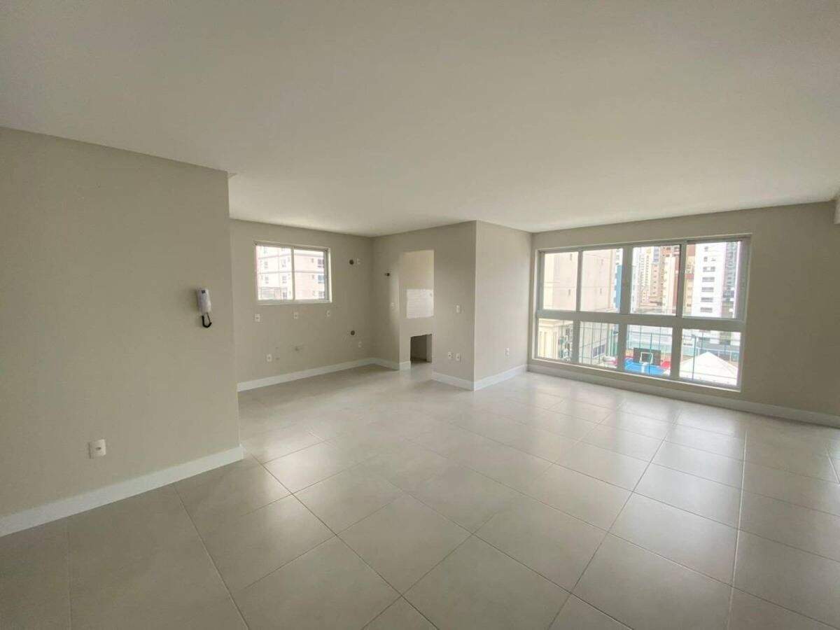 Apartamento com 02 suítes mais Home Office no Centro de Balneário Camboriú.