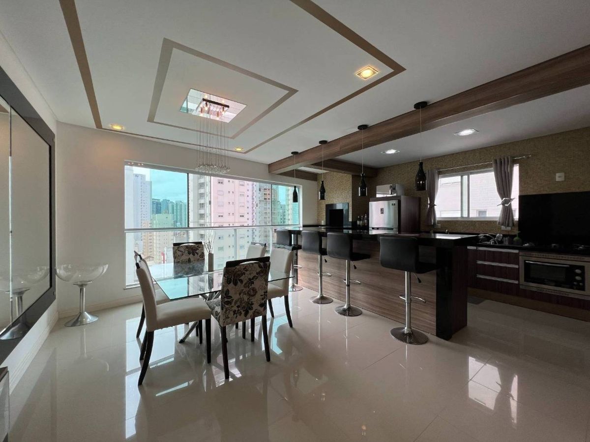 Apartamento com 03 suítes no Ed. Gran Torino no Centro de Balneário Camboriú.