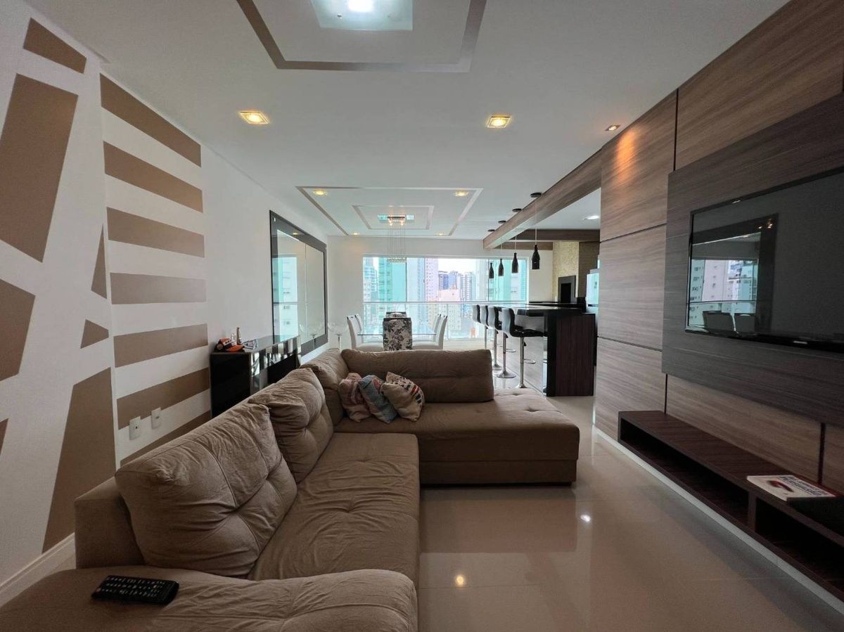 Apartamento com 03 suítes no Ed. Gran Torino no Centro de Balneário Camboriú.