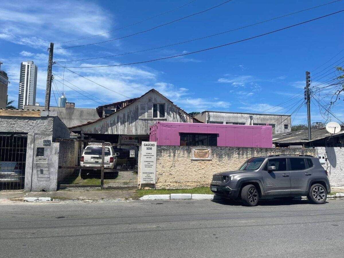 Terreno com 465m² localizado no Centro de Balneário Camboriú.