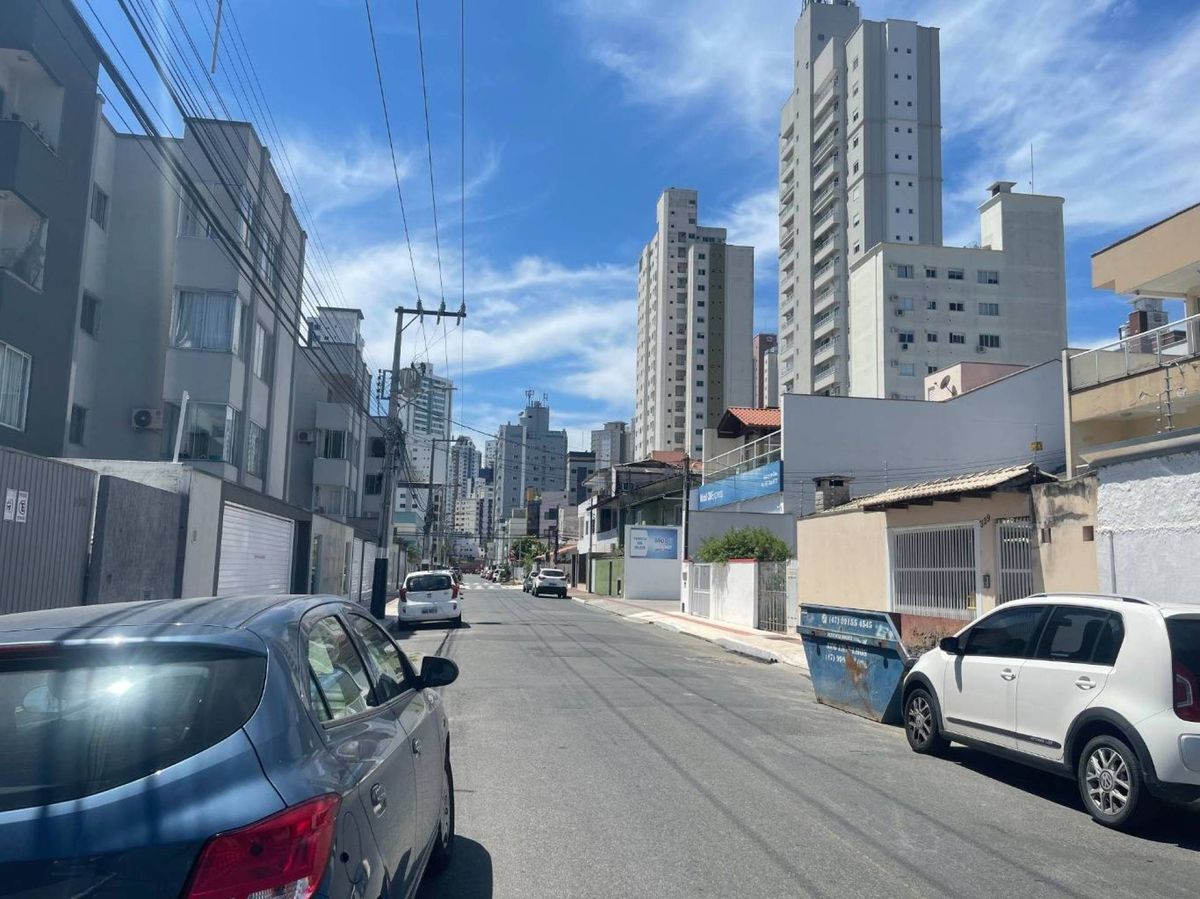 Terreno com 465m² localizado no Centro de Balneário Camboriú.