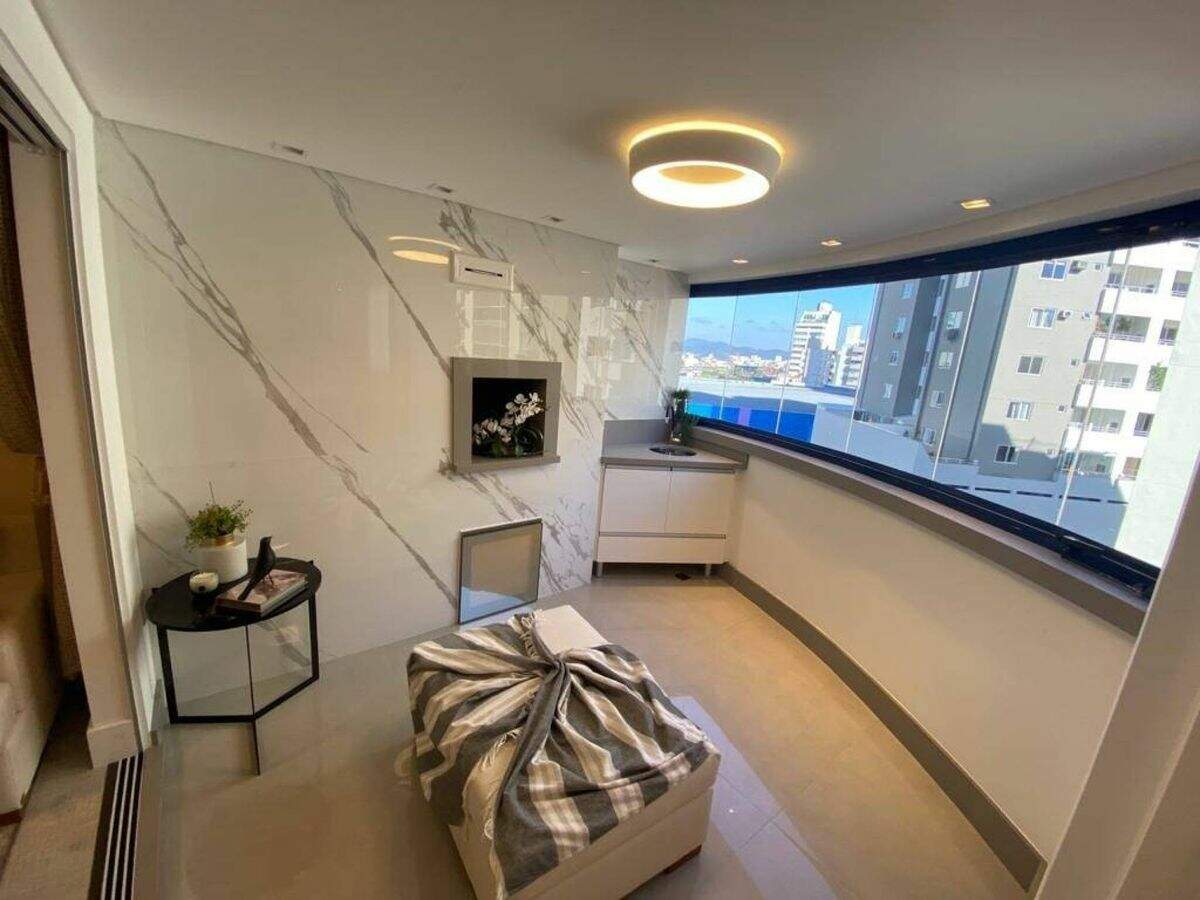 Apartamento com 03 quartos reformado e decorado localizado na quadra do mar Balneário Camboriú.