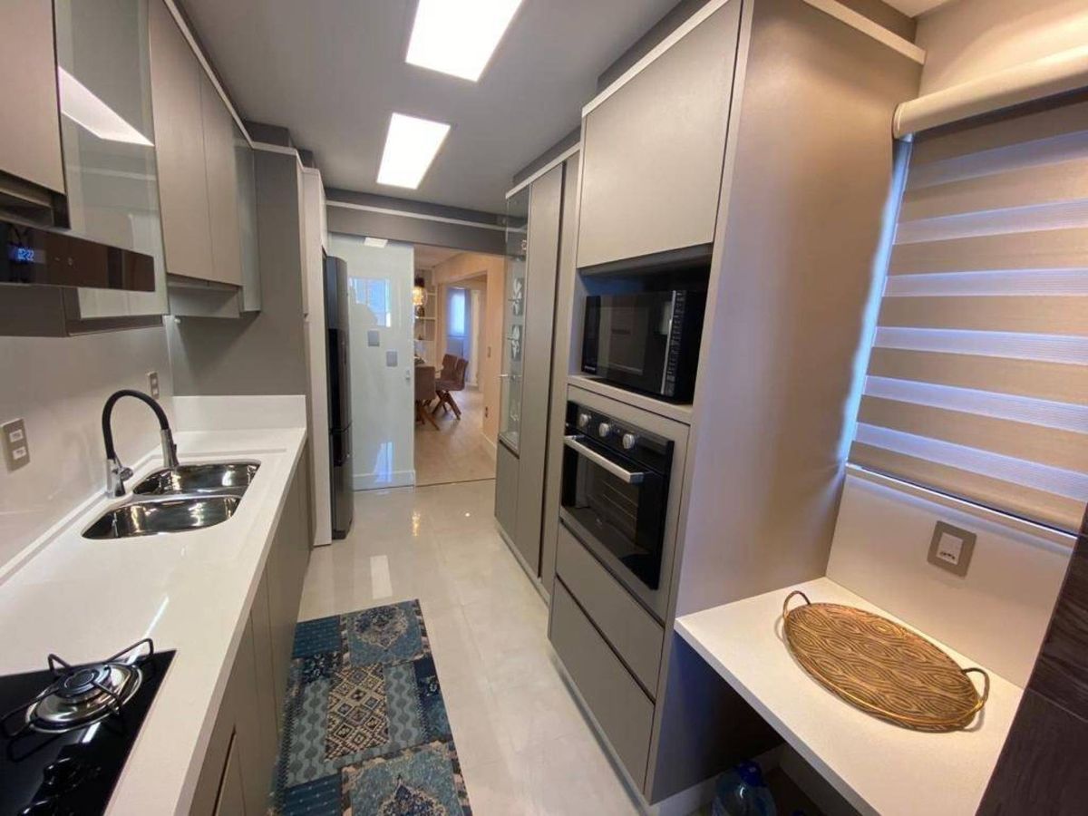 Apartamento com 03 quartos reformado e decorado localizado na quadra do mar Balneário Camboriú.
