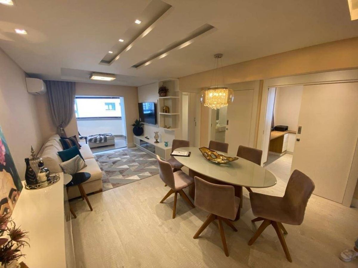 Apartamento com 03 quartos reformado e decorado localizado na quadra do mar Balneário Camboriú.