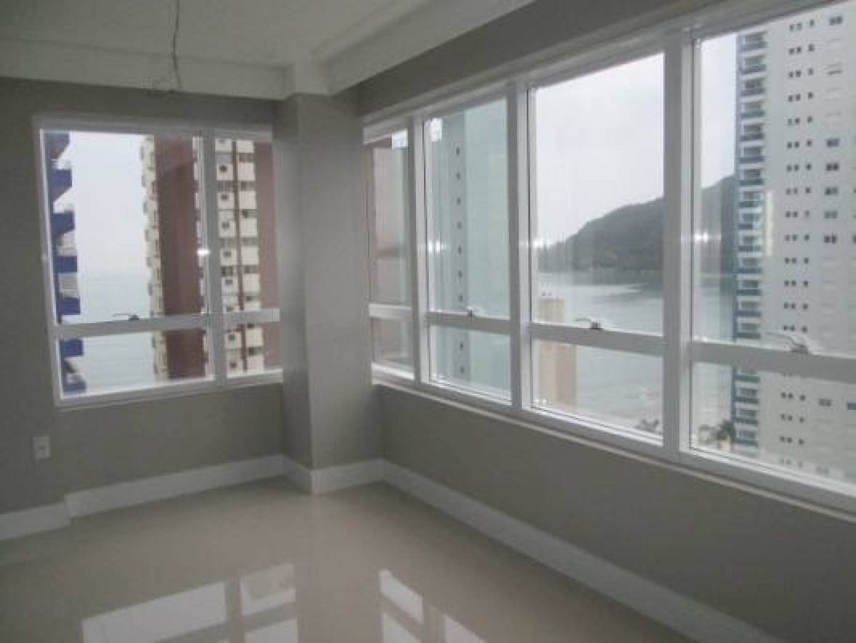Apartamento quadra mar com 03 suítes no centro de balneário camboriú. 