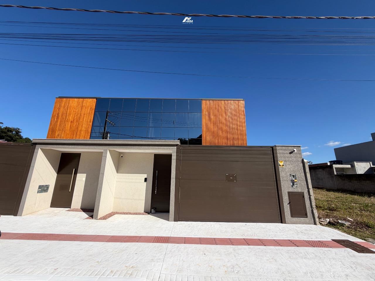 Sobrado com 03 suítes amplas no Bairro da Barra em Balneário Camboriú.