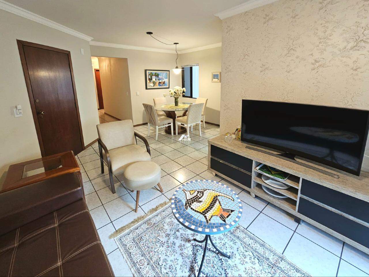 Apartamento com 02 quartos no Centro de Balneário Camboriú e a 400m do mar.