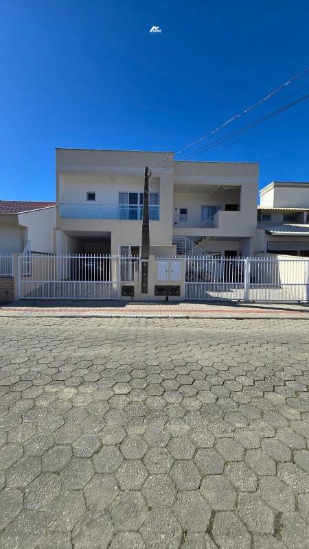 Terreno com 1 sobrado + 2 apartamentos em Perequê, Porto Belo - Venda R$ 2.500.000