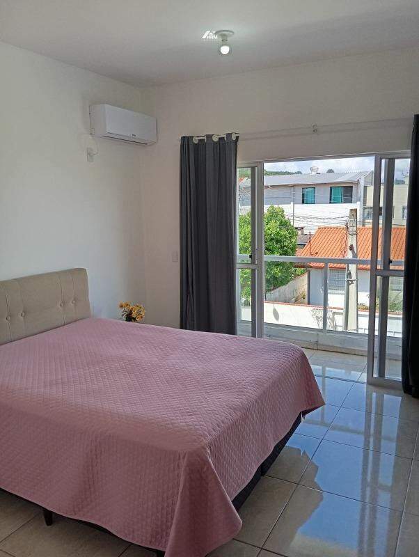 Terreno com 1 sobrado + 2 apartamentos em Perequê, Porto Belo - Venda R$ 2.500.000