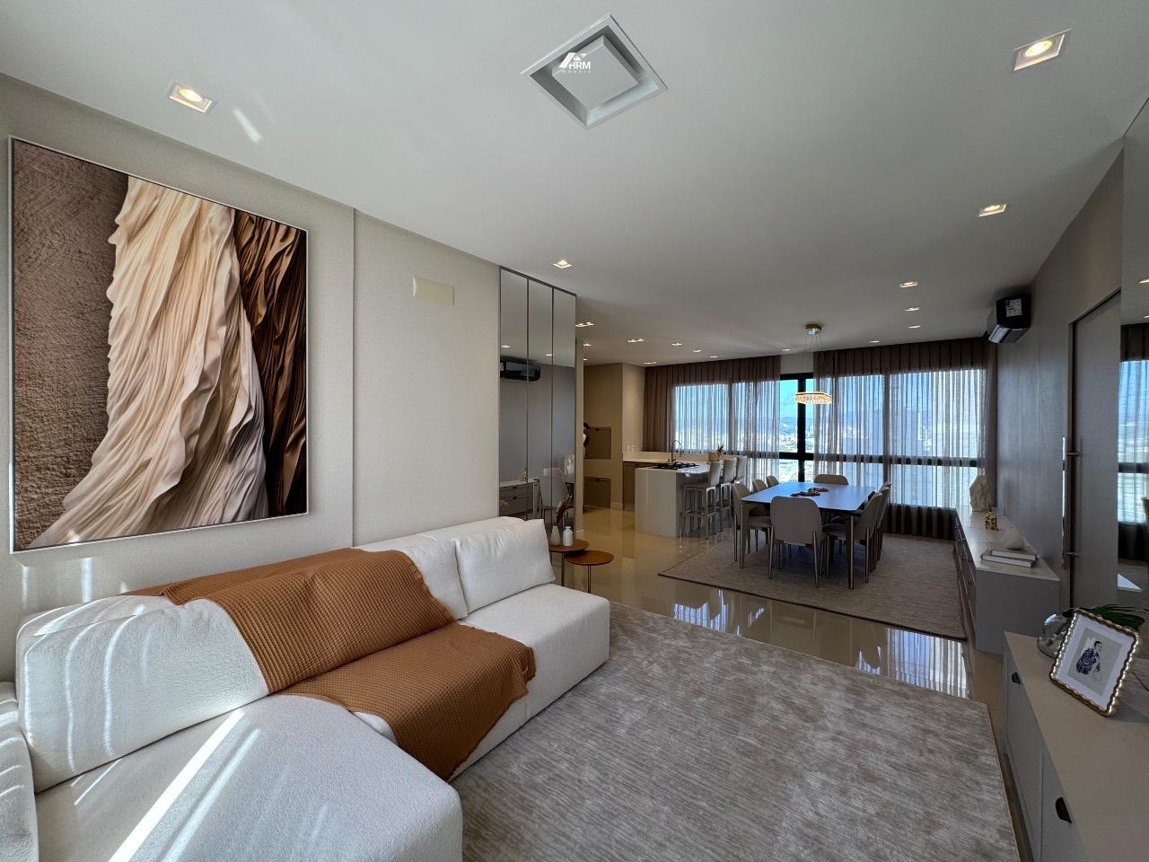 Apartamento mobiliado com 3 suítes no Centro de Balneário Camboriú.