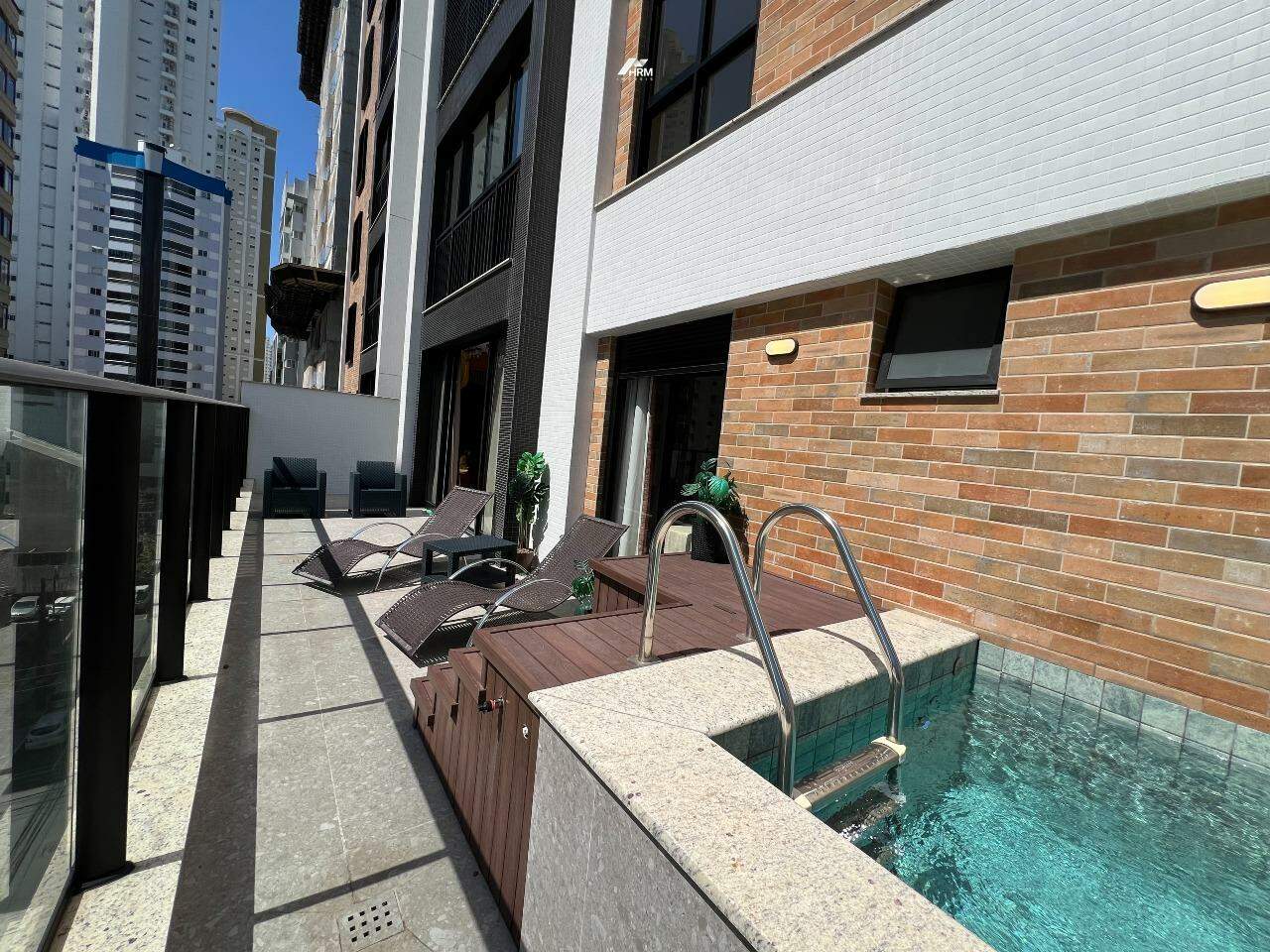 Apartamento com 4 dormitórios e piscina privativa, para venda em Balneário Camboriú-SC