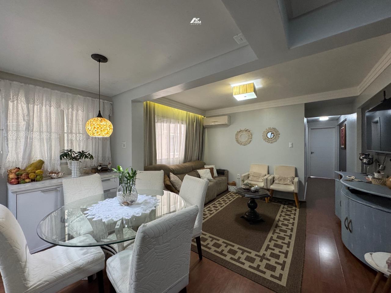 Apartamento com 02 suítes em prédio Frente Mar.