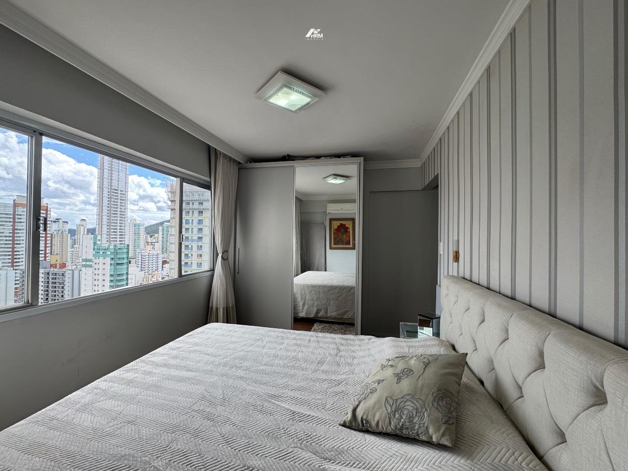 Apartamento com 02 suítes em prédio Frente Mar.