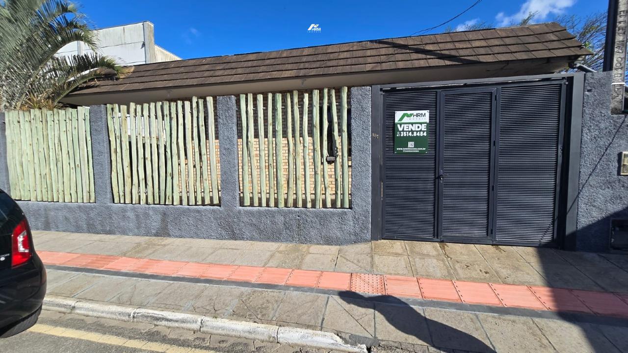 Casa residencial à venda em Balneário Camboriú - 4 quartos, 1 suíte, mobiliada.