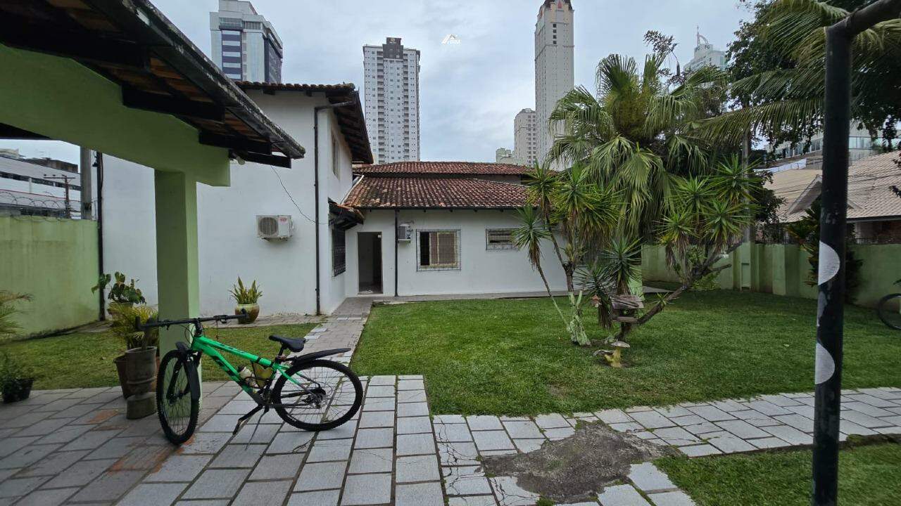 Casa residencial em Balneário Camboriú (Centro) – 8 quartos, mobiliada, terreno com 600m²