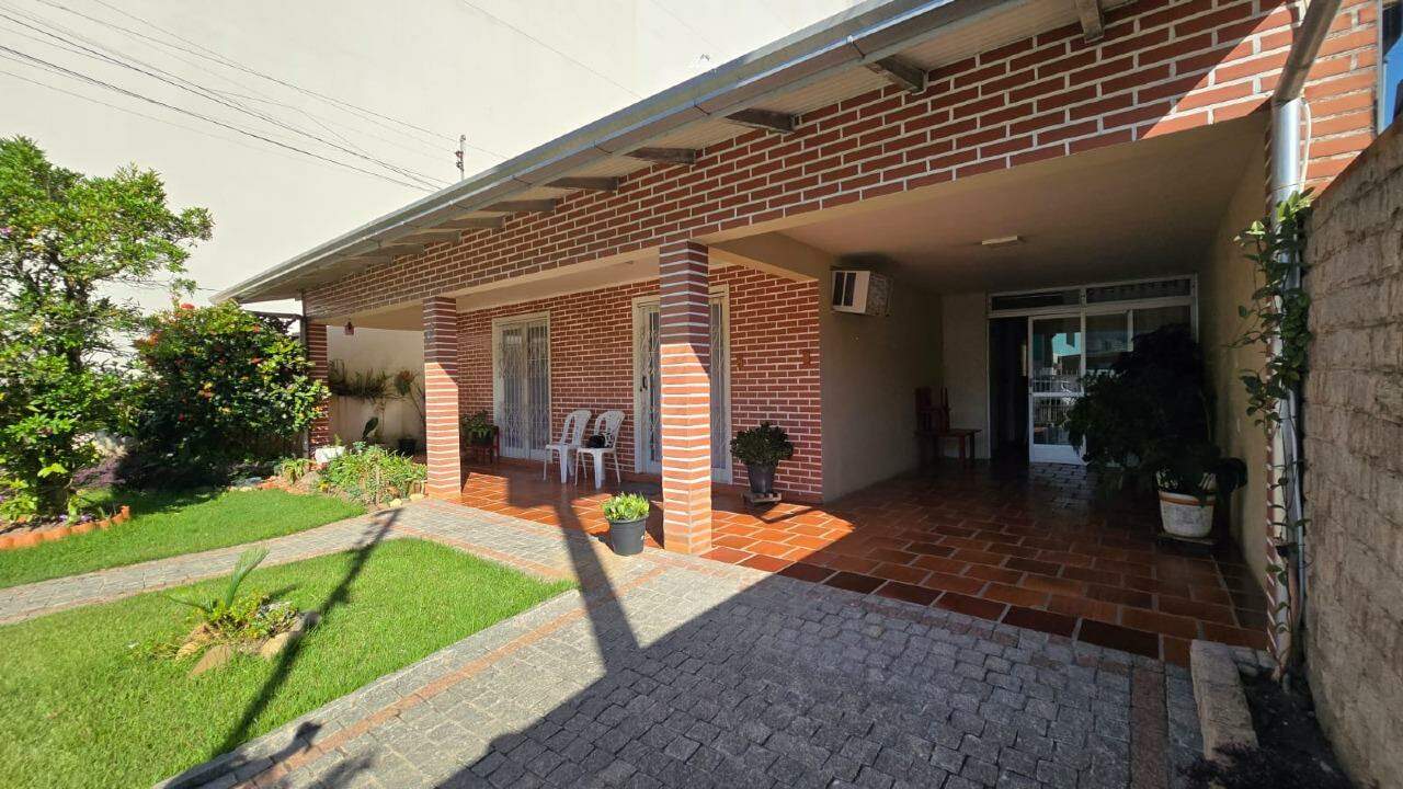 Casa Residencial à venda em Balneário Camboriú (Centro) – 5 quartos, mobiliada, aceita permuta