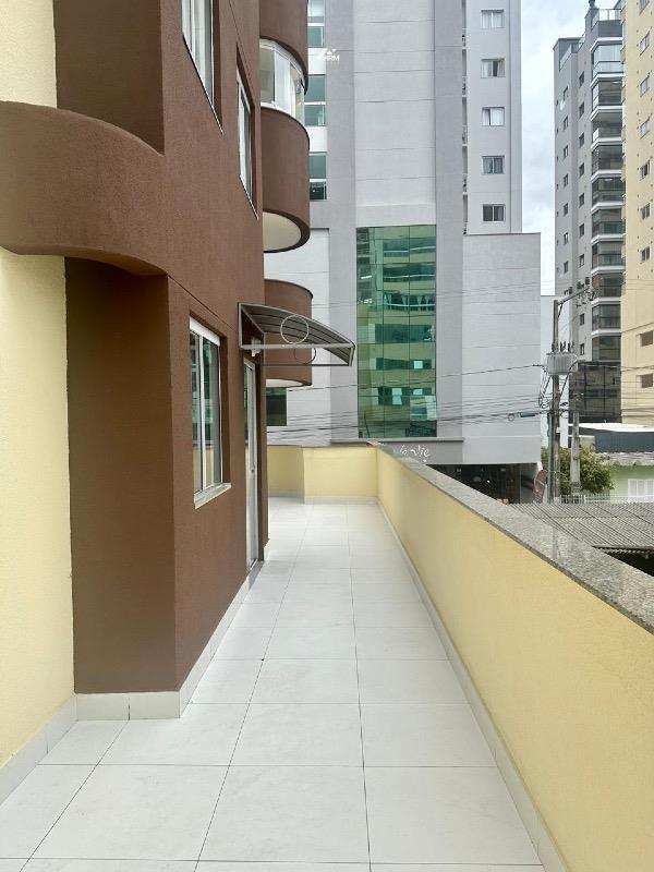 Apartamento com 3 quartos. acerca de 500m do mar em Meia Praia - Itapema/SC