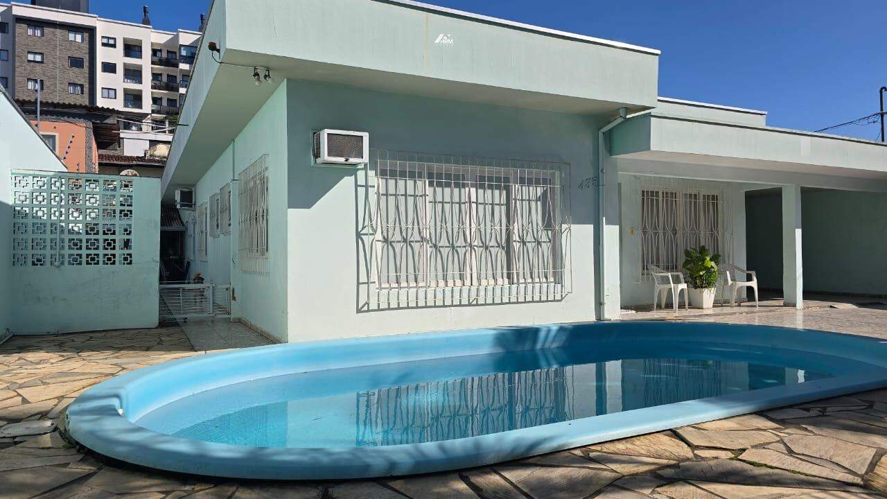 Casa à Venda em Balneário Camboriú – 4 Dormitórios, 5 Vagas, Piscina