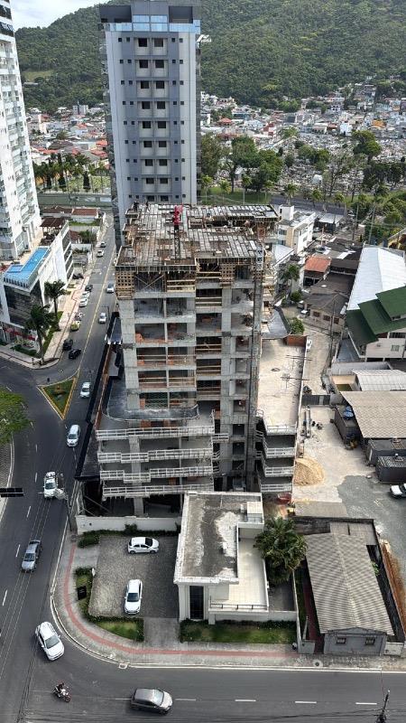 Apartamento 3 suítes com varanda gourmet em Itajaí – Frente, 2 vagas e infraestrutura completa