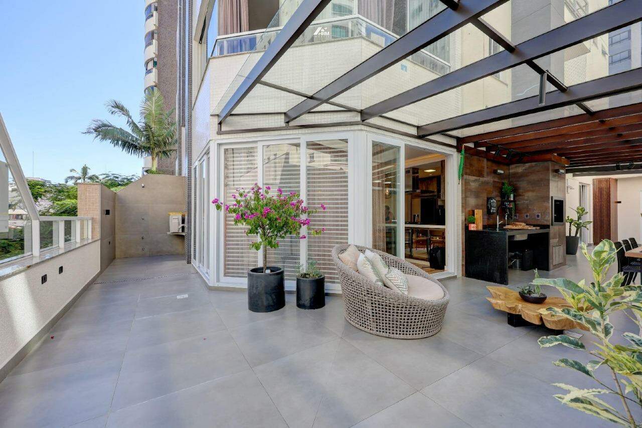 Apartamento garden com 3 suítes, varanda gourmet e 2 vagas no Centro de Balneário Camboriú