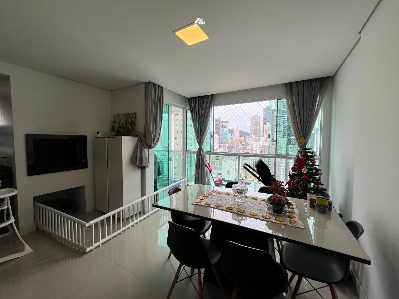 Apartamento à venda em Balneário Camboriú com 3 suítes, amplo living com churrasqueira e 3 vagas.